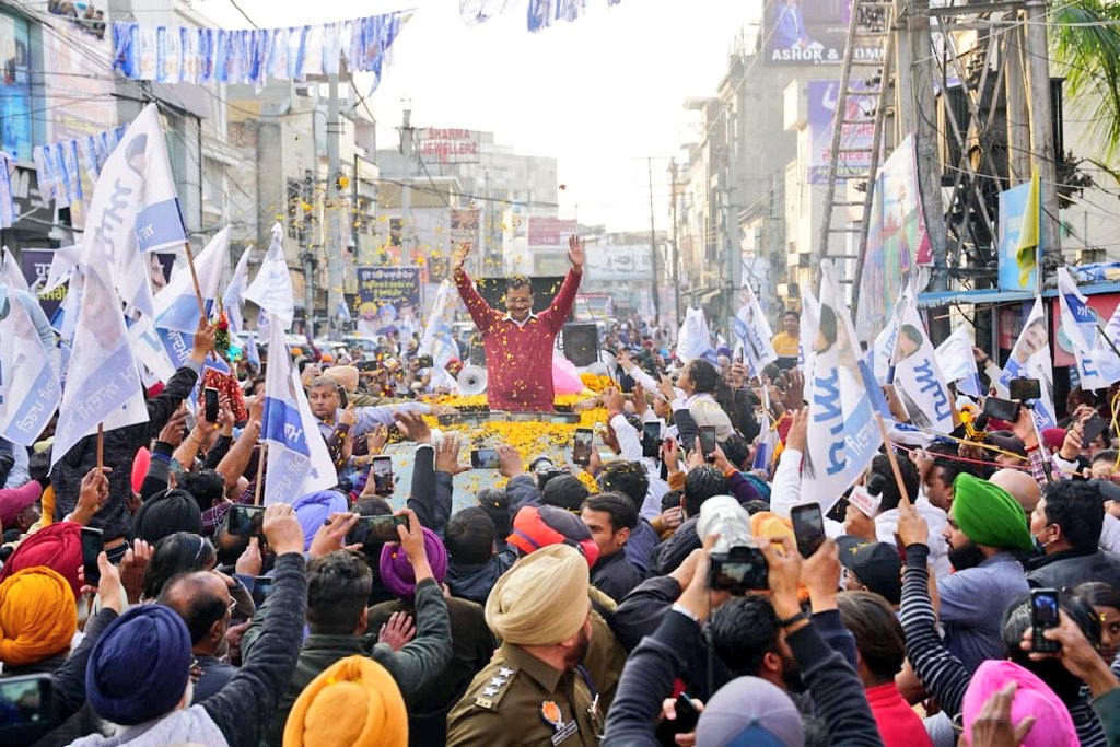 AamAadmiParty's tweet image. लहर की सवारी है,
झाड़ू सब पर भारी है।