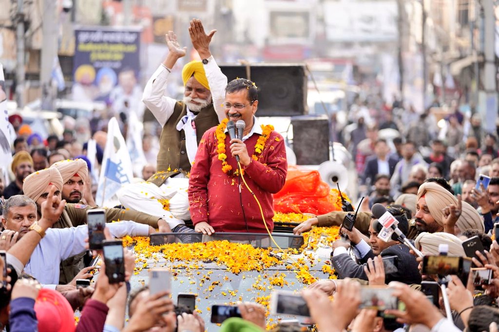 AamAadmiParty's tweet image. लहर की सवारी है,
झाड़ू सब पर भारी है।