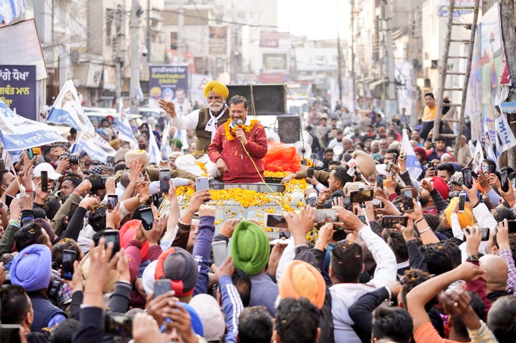 AamAadmiParty's tweet image. लहर की सवारी है,
झाड़ू सब पर भारी है।