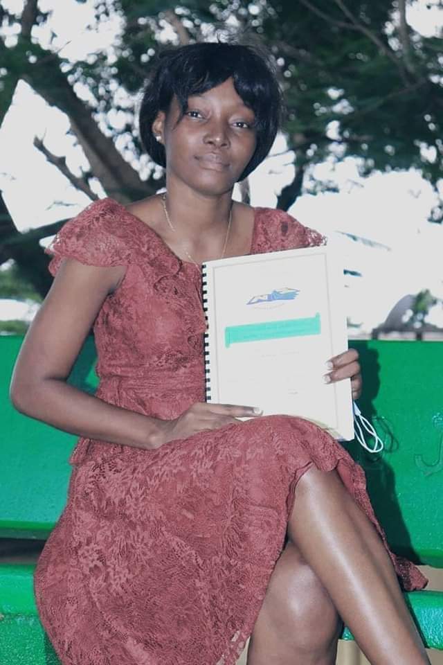 Africainlibr's tweet photo. 🇬🇦 affectée à #Mimongo sans salaire, une #enseignante de philosophie décède dans la précarité .
@_CGRi https://t.co/Dxx6FwGTaz