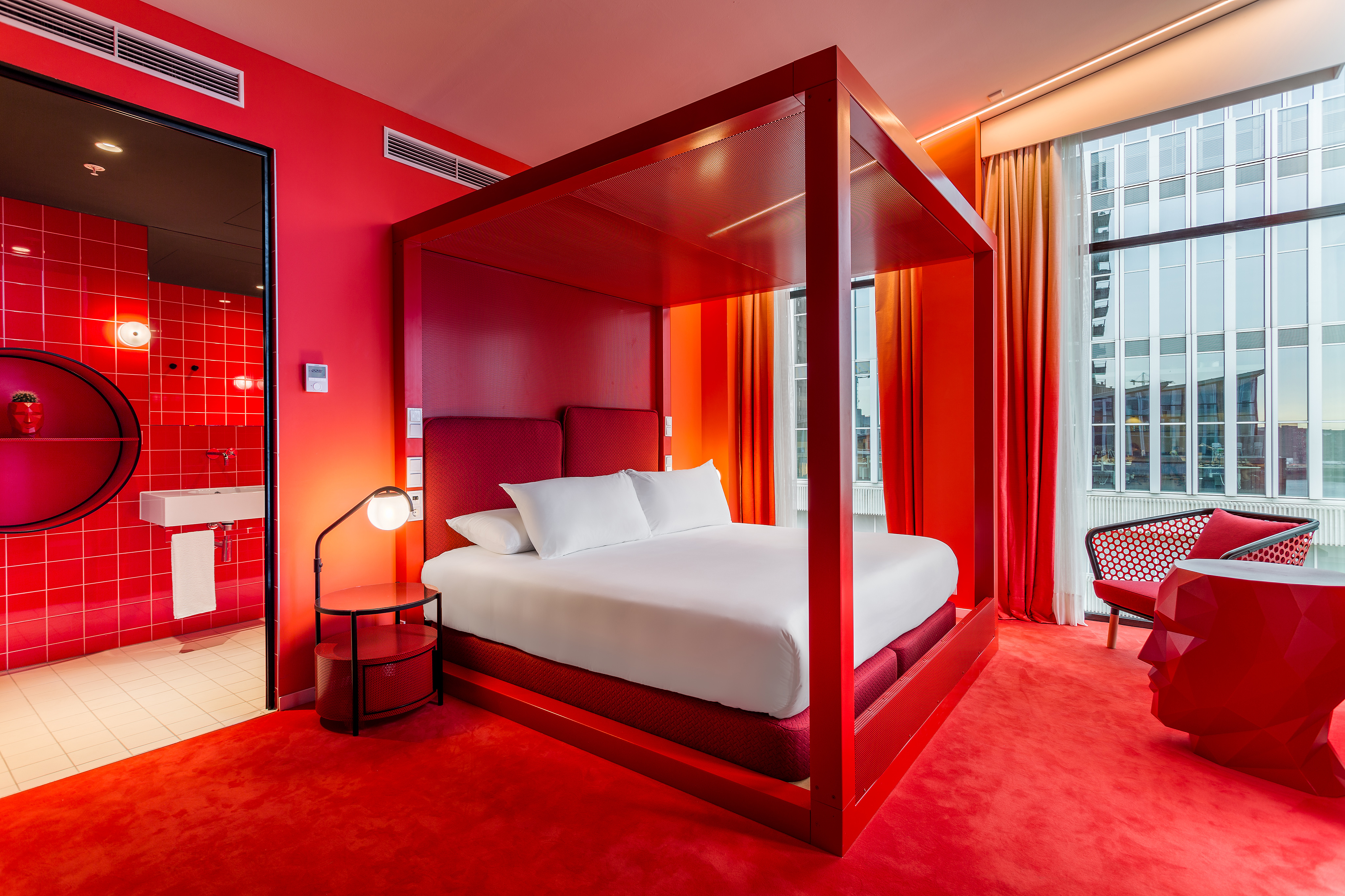 Нестандартные номера. Красивая комната. Комната отеля. Красивая комната в отеле. Отель красная комната.