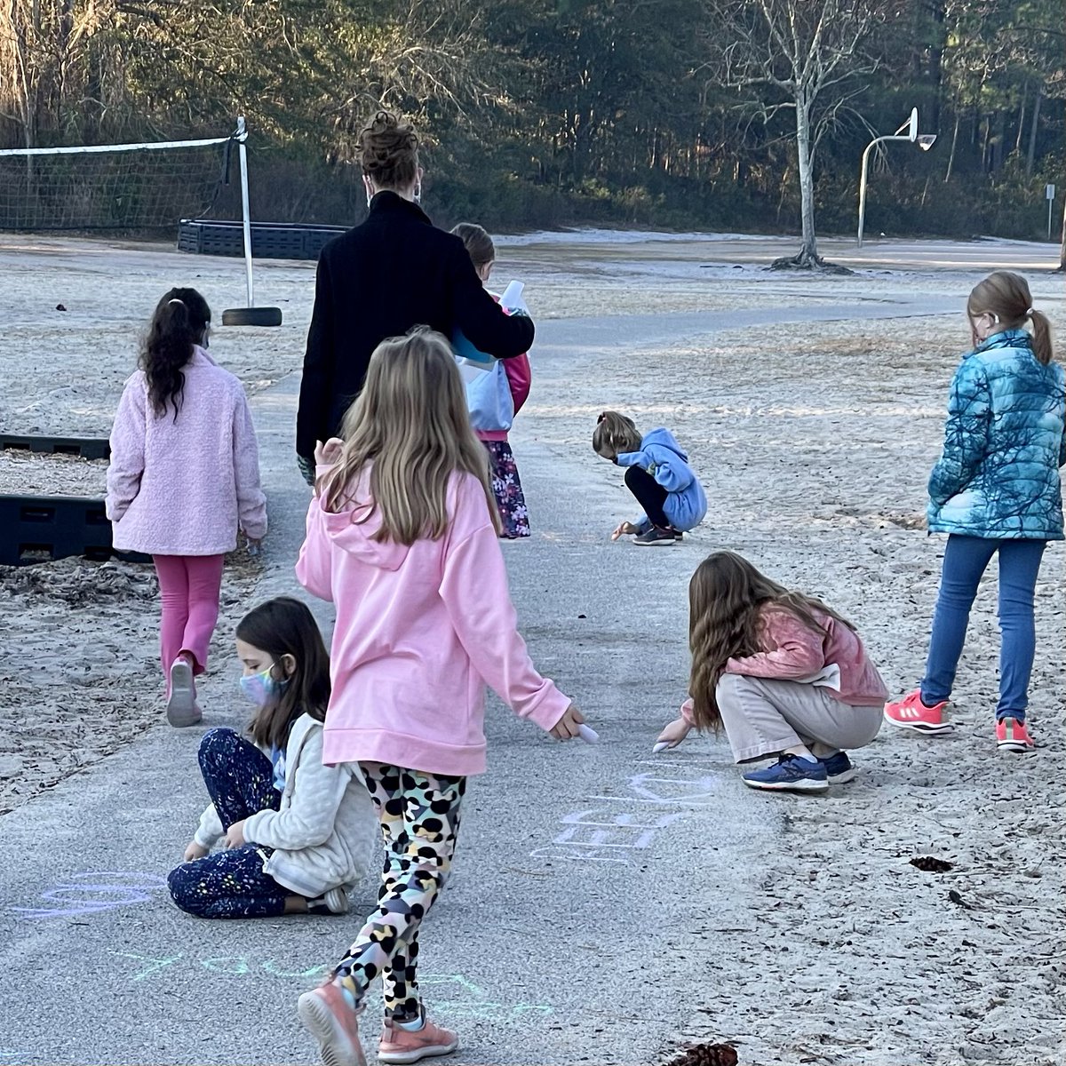 The Bellamy Kind Kids Club is writing Valentine messages of kindness this morning along our track ❤️❤️❤️❤️❤️. <a href="/TweetsBellamy/">BellamyTweets</a> <a href="/JakkiJethro/">Jakki Jethro</a> <a href="/NewHanoverCoSch/">New Hanover County Schools</a> <a href="/MrsRossersClass/">Jennifer Rosser</a> <a href="/MrsMilesBE/">Christy Miles</a>