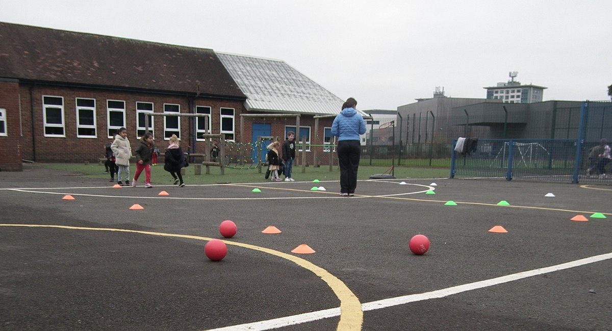 SportscoolC's tweet photo. We love it when our holiday club weeks start because we get to do so many sports and activities like dodgeball, archery, and yoga!π§π§ββοΈπΉπ
#yoga #minimeyoga @minimeyoga #archery @worldarchery #dodgeball @BritDodgeball #fun #holidayclubs #SportscoolC https://t.co/t6ZyyrXF8Q