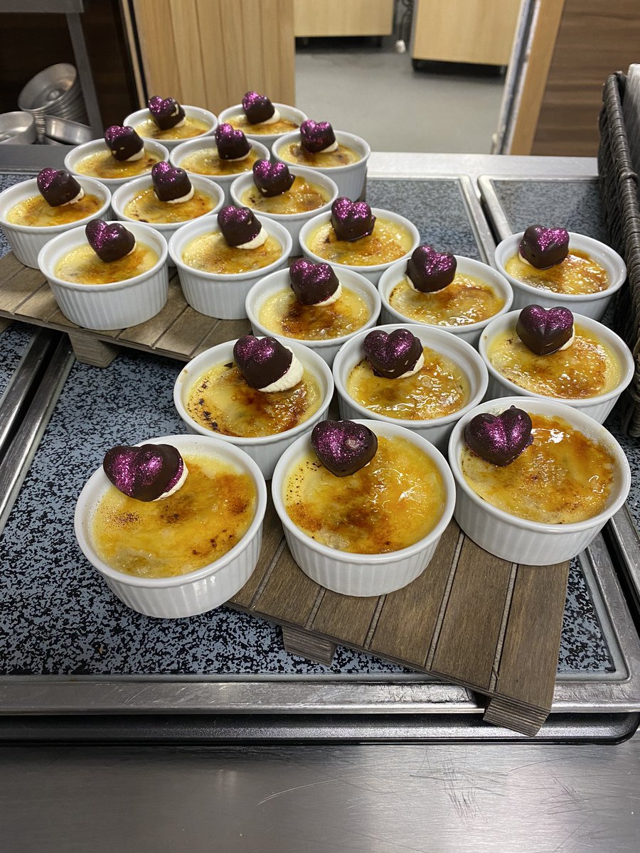 ArdinglyDining's tweet image. Happy Valentines @ArdinglyDining #brulee #love #chocolate #pudding #scrummy #banana #banoffi #lfl #F4F