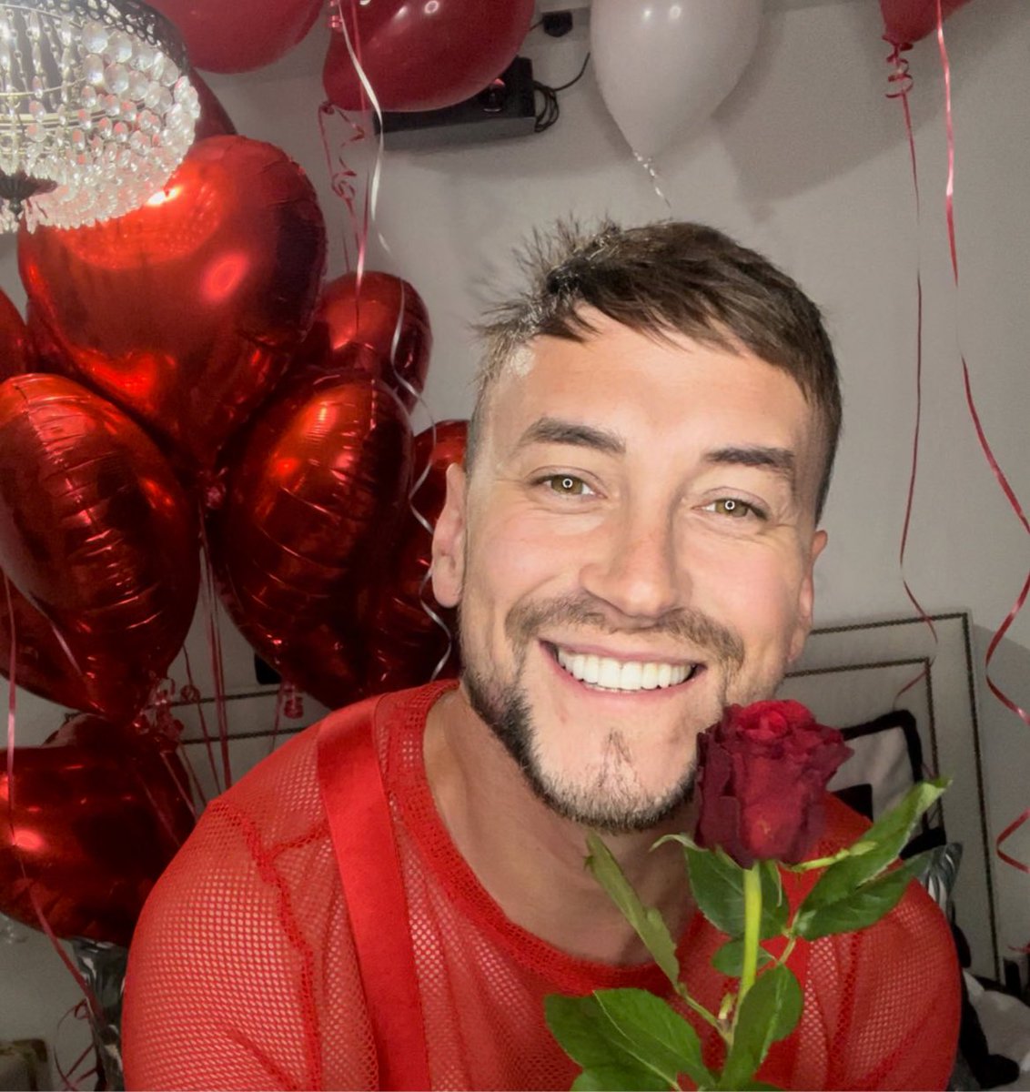 AaronJonesAJH's tweet photo. 🎈🌹❤️ https://t.co/QSkMdhJfF6
