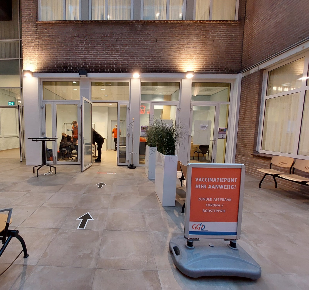 Vandaag is de tijdelijke pop-up vaccinatielocatie van de GGD geopend in het Laurentius Ziekenhuis! In samenwerking met de <a href="/ggdln/">GGD Limburg-Noord</a> (GGD Limburg-Noord) gaan we coronavaccinaties aanbieden aan patiënten. 

Lees het hele bericht op onze website: laurentiusziekenhuisroermond.nl/over-laurentiu….