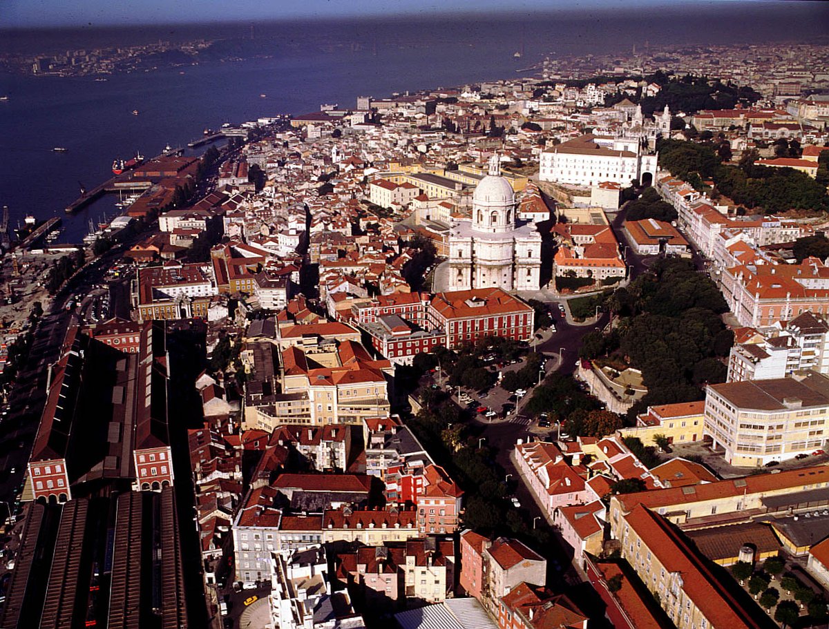 leCMN's tweet photo. Cap sur la #SaisonFrancePortugal 🇫🇷🇵🇹
À Lisbonne et à @Paris, à chacun son #Panthéon !
L’un se trouve sur les flancs du quartier de l'Alfama, l'autre est juché sur la montagne Sainte-Geneviève. 
On vous les présente ? 👇 https://t.co/NvmqZcMGMx