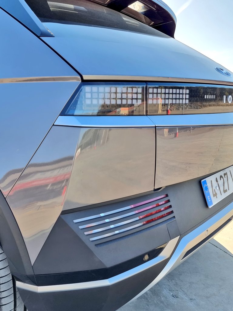 AlbertFabrega's tweet image. Esta semana he probado el Hyundai #IONIC5. Un coche concebido,  diseñado y fabricado para ser eléctrico 100%. Voluminoso, diseño moderno con toque retro y con mucho espacio. Un punto y a parte de muchos conceptos. Cómodo. Amplio. Fácil. Versátil.
¿Preguntas?📝👂✍️
@HyundaiPR_es