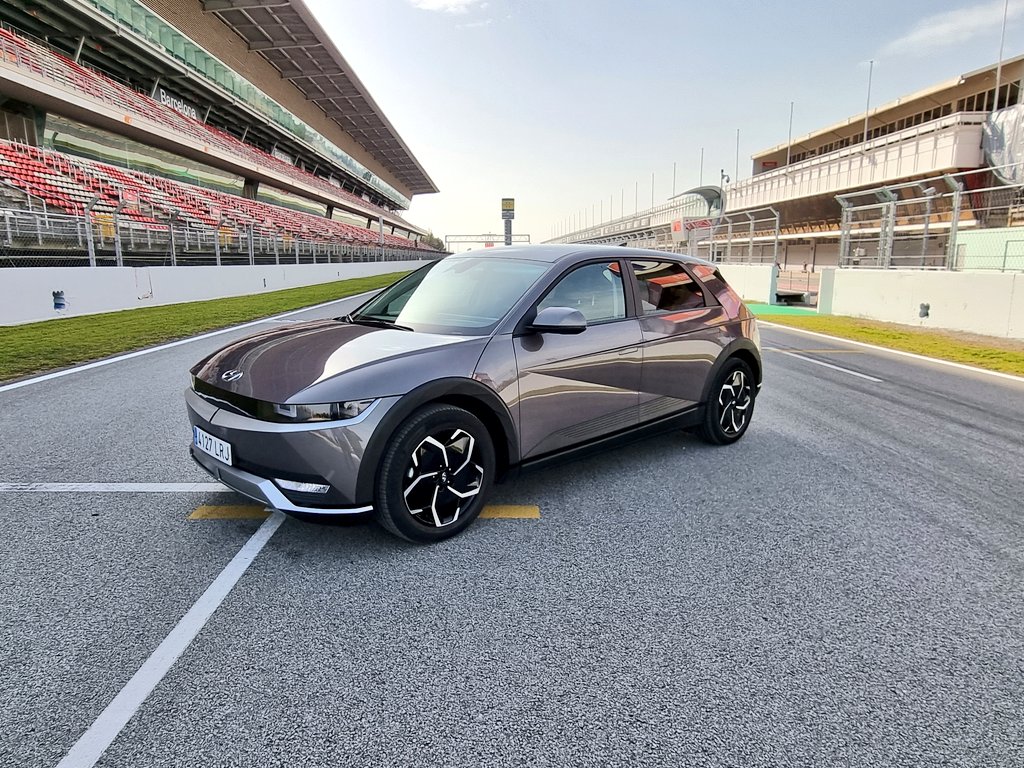 AlbertFabrega's tweet image. Esta semana he probado el Hyundai #IONIC5. Un coche concebido,  diseñado y fabricado para ser eléctrico 100%. Voluminoso, diseño moderno con toque retro y con mucho espacio. Un punto y a parte de muchos conceptos. Cómodo. Amplio. Fácil. Versátil.
¿Preguntas?📝👂✍️
@HyundaiPR_es