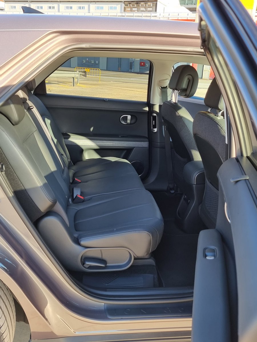 AlbertFabrega's tweet image. Esta semana he probado el Hyundai #IONIC5. Un coche concebido,  diseñado y fabricado para ser eléctrico 100%. Voluminoso, diseño moderno con toque retro y con mucho espacio. Un punto y a parte de muchos conceptos. Cómodo. Amplio. Fácil. Versátil.
¿Preguntas?📝👂✍️
@HyundaiPR_es