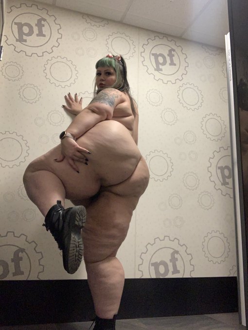 Kiss my ass or my boots? https://t.co/ZhW8xkJIl4<a href="/tag/mvsales"class="tags"><span>#mvsales</span></a>