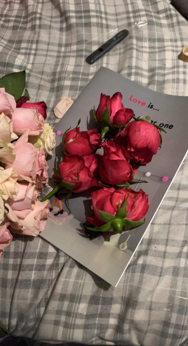 conorbeech98's tweet photo. @royalb79 @MoonpigUK Think I got the flowers from your stems 😂 https://t.co/oUrS6EOuW6