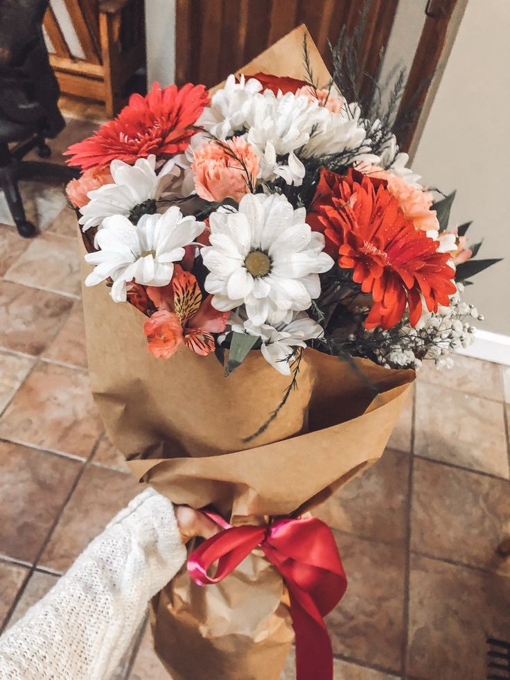 Imam Ali:
"Les femmes sont comme des fleurs, elles doivent être traitées avec douceur, gentillesse et affection."

#LiveLikeAli