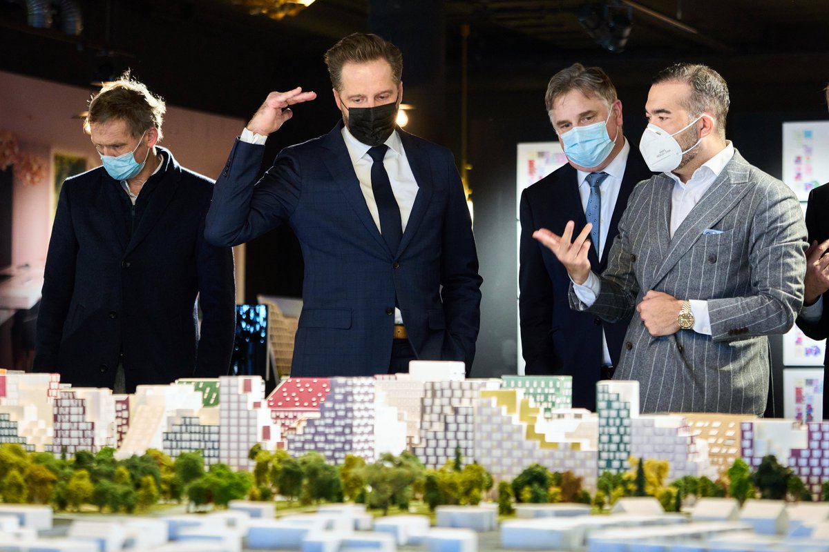 hugodejonge's tweet image. Onze ruimte is schaars, zeker in de Randstad. Dat vraagt om slimme oplossingen zoals in Hoofddorp.

Rondom het station 🚉 maken oude kantoorpanden 🏢plaats voor 15.000 woningen🏘️

@ceesloggen en @JurgenNobel laten zien hoe het gebied er straks uitziet. ⤵️
haarlemmermeergemeente.nl/haarlemmermeer…