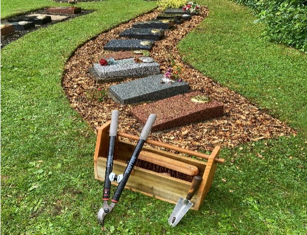 hmpps's tweet photo. A Community Payback team &amp; @BrightonHoveCC have transformed a local cemetery by:

🌱 Weeding
✂️ Cutting hedges back
🧹 Clearing an entrance
🖌️ Repainting &amp; repairing the iron gates 

The local community appreciated them taking care and restoring pride in a sacred public space ⬇️ https://t.co/tzKCevihZ1