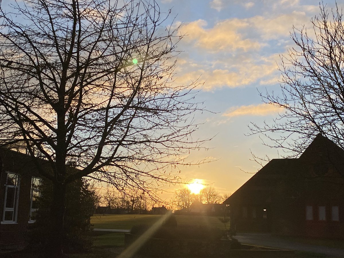 What a great start to #halfterm <a href="/FelstedSchool/">Felsted School</a>, #sunrise over <a href="/FelstedICT/">@FelstedICT</a>. #Happy #Monday #Felsted! 🔆🏴󠁧󠁢󠁥󠁮󠁧󠁿💫 #MondayMotivation #FelstedAdventure #FelstedInspires #nofilter #nature #landscape #sun #sky #imagine #wonder #monday