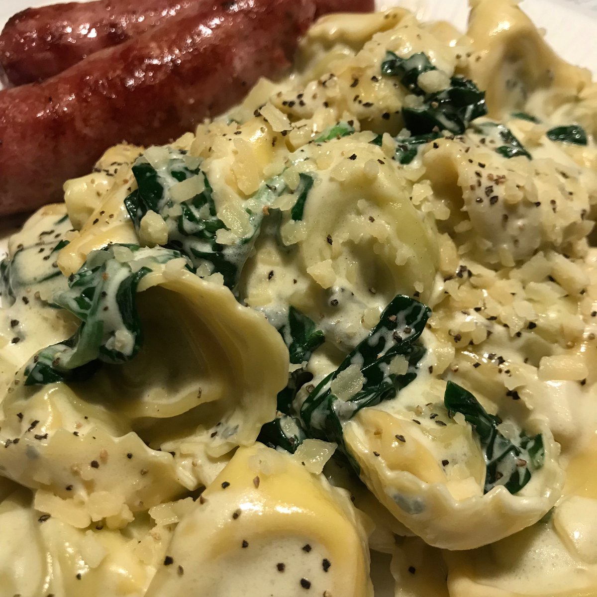 theglobalplague's tweet image. Om du inte tycker det är roligt att laga mat och du anser att du är dålig på att laga mat så är det bara att tillaga en krämig tortellini  med ädelost och bejbispenat. Osså kanske nån salsiccia för proteinet.🤷🏻
#easydining