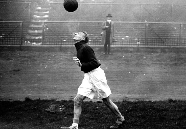 Matthias Sindelar era tão bom jogador que chegou a ser chamado de "o Mozart do Futebol". Sua habilidade era tamanha que outro apelido era "homem de papel".

O austríaco foi um dos maiores craques da década de 1930. Batalhou até contra Adolf Hitler.