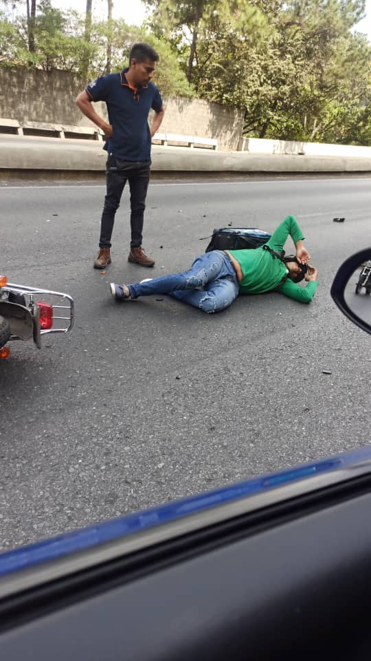 traficovv's tweet photo. Reporta @tumototrafico autopista prados del este sentido a la Trinidad antes del túnel. Motorizado caído.#pcbaruta y @paramedicosmtt en ruta.  2.13pm. #14Feb https://t.co/btiyeG8RfH