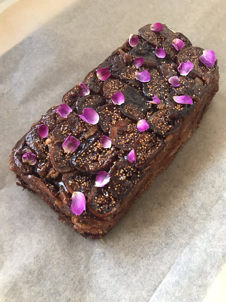A rose-themed loaf cake for today. A rosewater sponge with caramelised figs and toasted pistachios. 
Based on a <a href="/waitrose/">Waitrose & Partners</a> recipe 💐