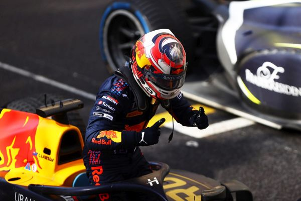 FrecaF1v's tweet photo. E NÃAAAAAAAAAAAAAAO TEM COMO

LIAM DELAS (@RBJR_F1V) O LOIRO COLÍRIO DA CAPRICHO ACELERA TUDO QUE TEM PRA ACELERAR E GANHA A SPRINT!!!!!

BEN BARNICOAT ACABA EM SEGUNDO!!!

RALF ARON QUE FAZIA UMA CORRIDA ABSURDA TEM PROBLEMAS NA ÚLTIMA VOLTA!!! (@McLarenF1V) INCOMPETENTE!!!!!! https://t.co/vOcfV0kf5E