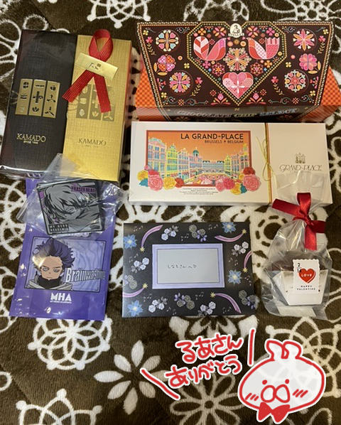 これは2ヶ月前に香川にホワイトタイガー触りに行ってるあさんと遊んでもらったときの写真とバレンタインに送ってくれたお菓子の写真 念願の虎に触れて嬉しい……🐯💕 
