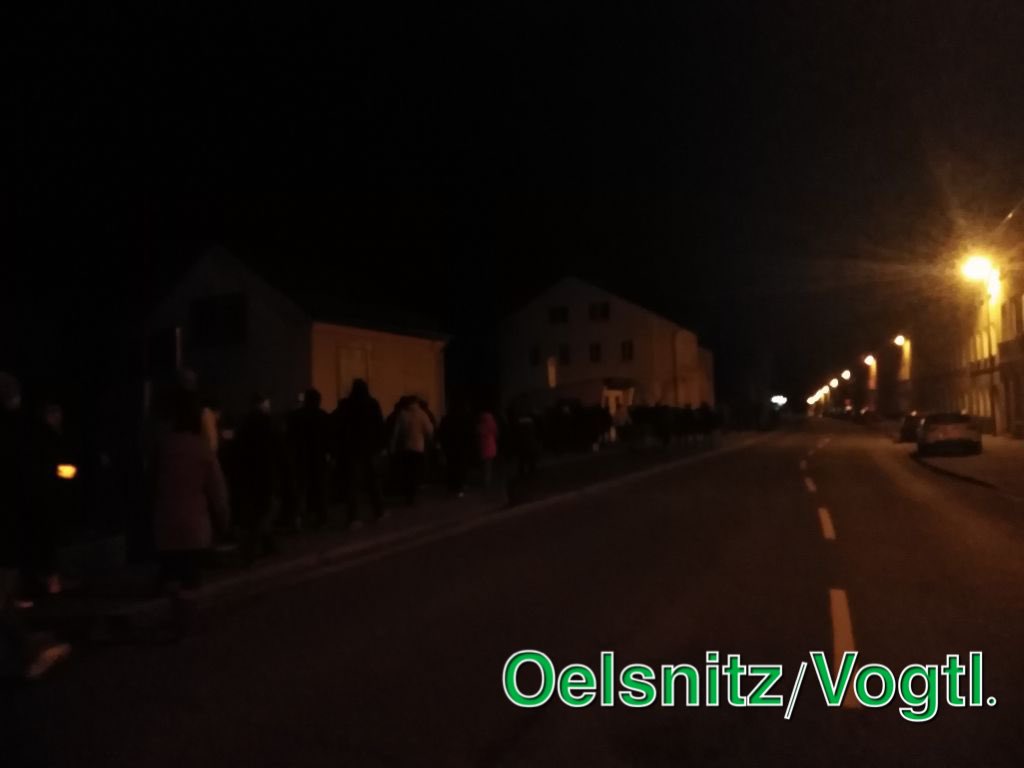Auch im vogtländischen Oelsnitz sind die Straßen mit Hunderten von Bürgern gefüllt. Der Widerstand wächst! 

DER III. WEG: Folgt uns bei Telegram! t.me/derdrittewegvo…

#vogtland #oelsnitz