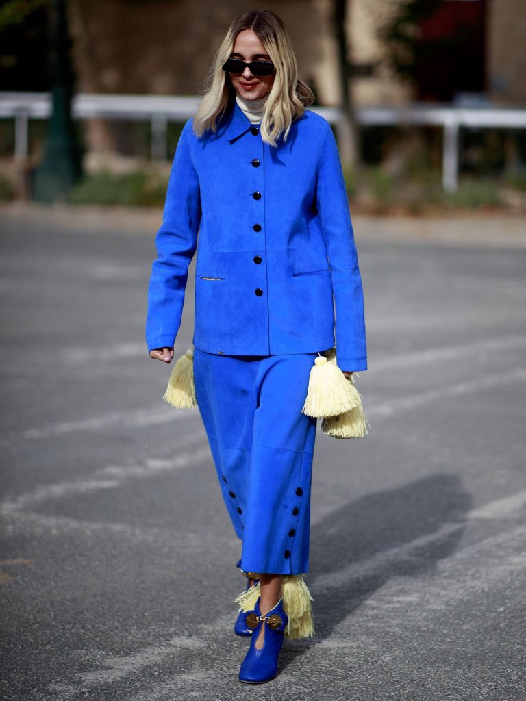 DeCromarty's tweet photo. @pilmagan Si parece una tonalidad de este color. Hay que ser muy atrevido o estrella del Pop o del Rap para vestir del #AzulKlein... pero sí, se está poniendo de moda.

Sólo que lo están confundiendo.  Se parece bastante pero no es azul Klein: es Azul YlnMn.  Un día os lo cuento... https://t.co/4FJZbwRnD4