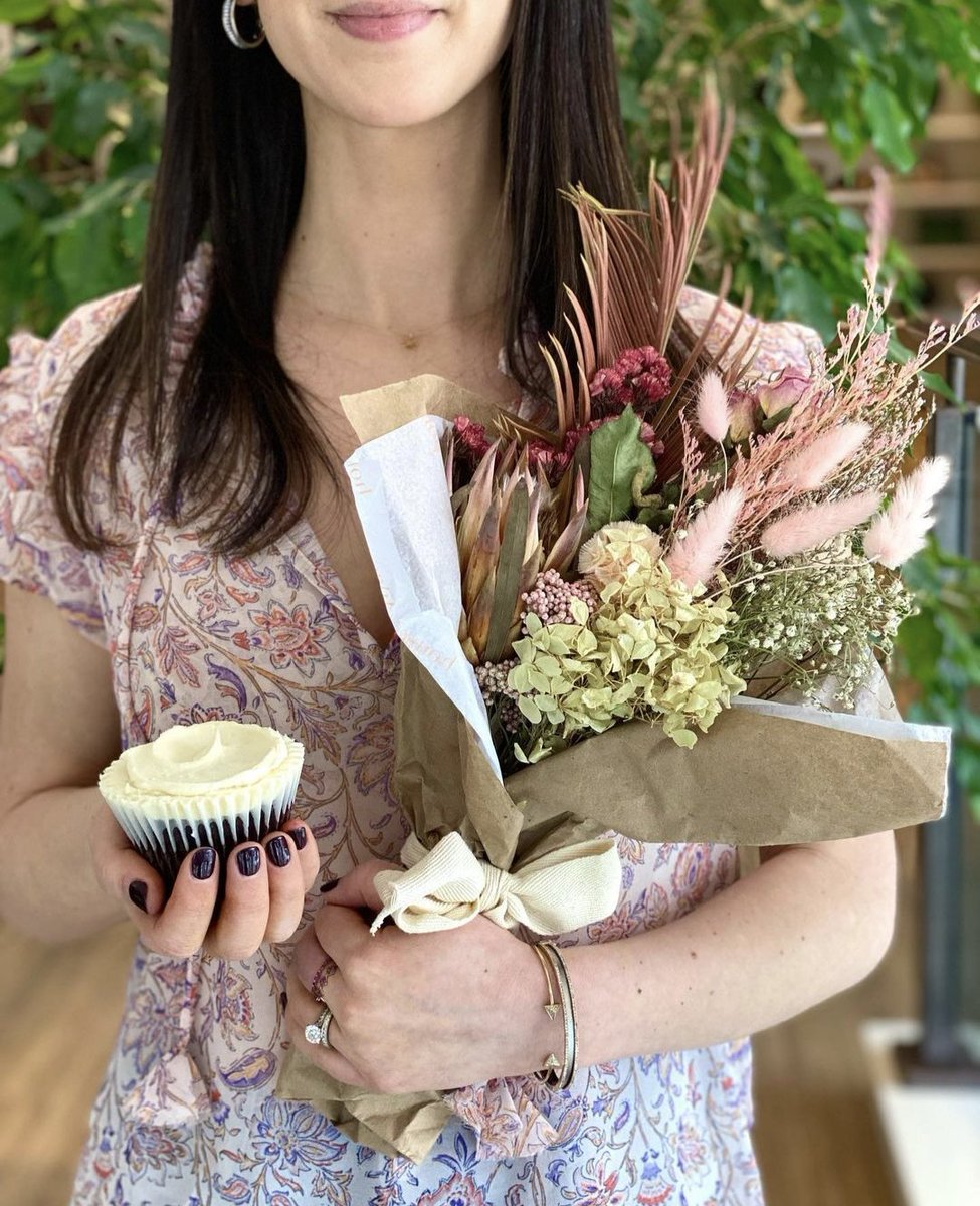 Happy Valentine's Day! Thank you to everyone who is spreading the love locally this February for your gifts, treats, services, drinks &amp; eats! We hope you are enjoying the day with people you love. ❤️
📷: <a href="/KristaKBoutique/">Krista K Boutique</a> with @PrimroseChicago bouquet &amp; @SouthportGrocery cupcake
