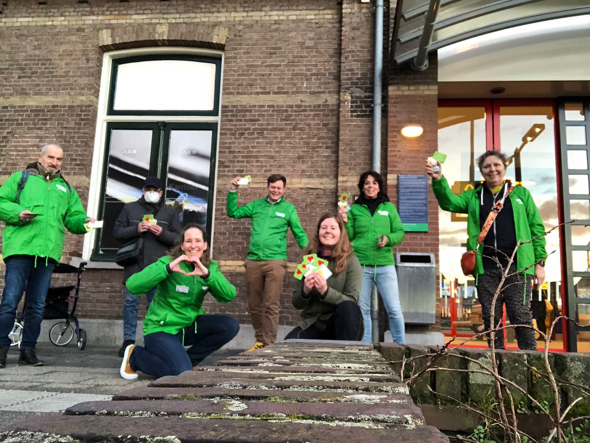 ❤️💚 Vandaag is het #Valentijnsdag, daarom gingen we op het station valentijnskaarten uitdelen!