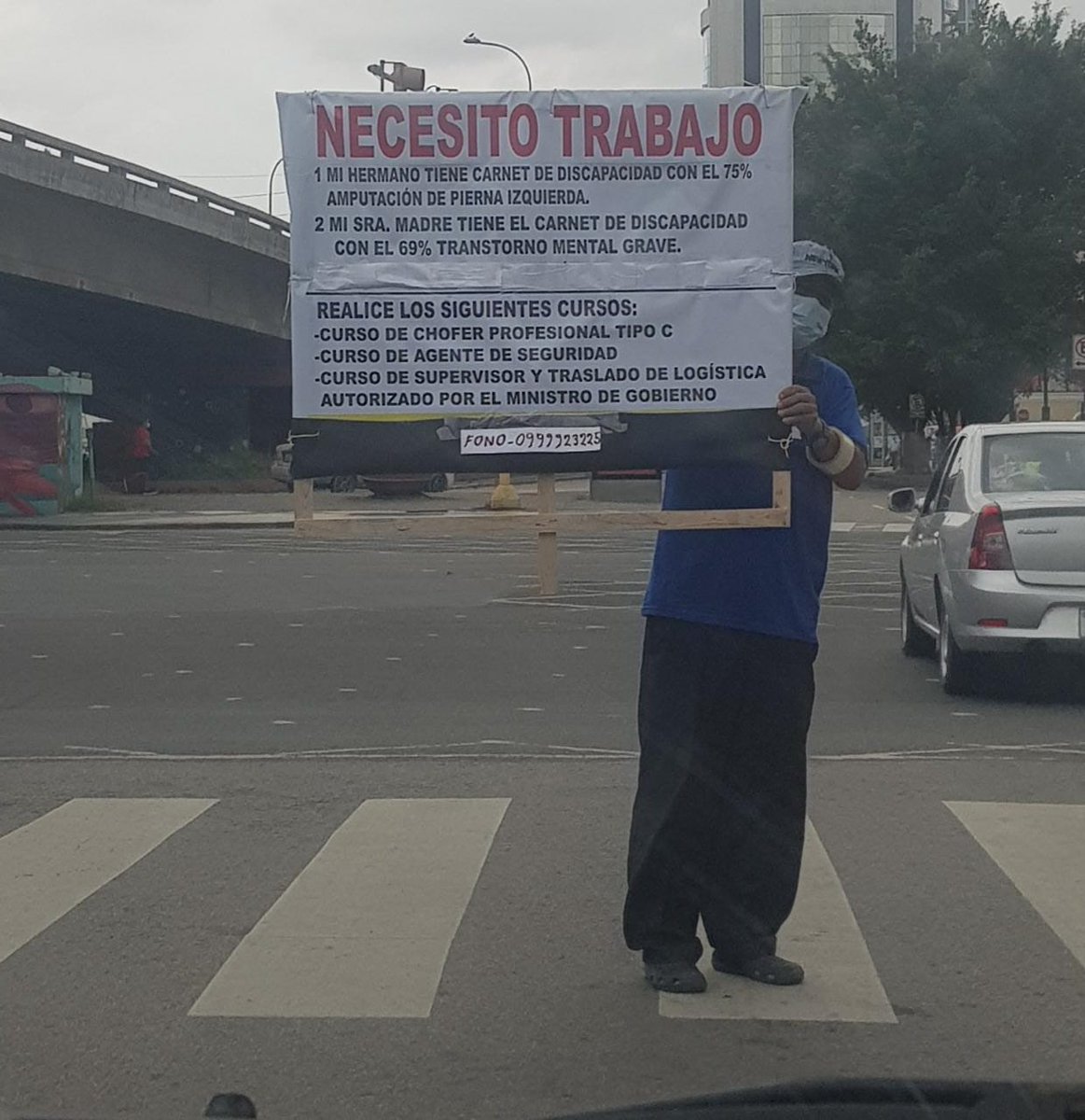 aruizunda's tweet photo. Hola @MrLinkEc con mi esposa @viqui19 tomamos esta foto ayer en la esquina del San Marino por favor ayúdanos a difundir para que encuentre trabajo el amigo gracias. https://t.co/Eu9jLvbXAL