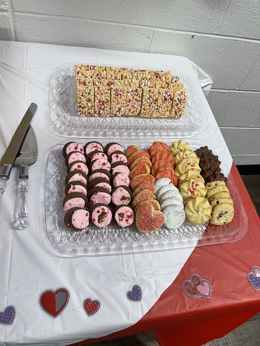 lowes2572's tweet photo. #Lowes2572 LOVES Y❤️U! Tasty treats for our team to celebrate &amp; appreciate each other!!! @FatemiaGunter @AMiller_RVA @D899_RVA @BlueBoxR1 @BenitoKomadina https://t.co/5KBZNM6HTi