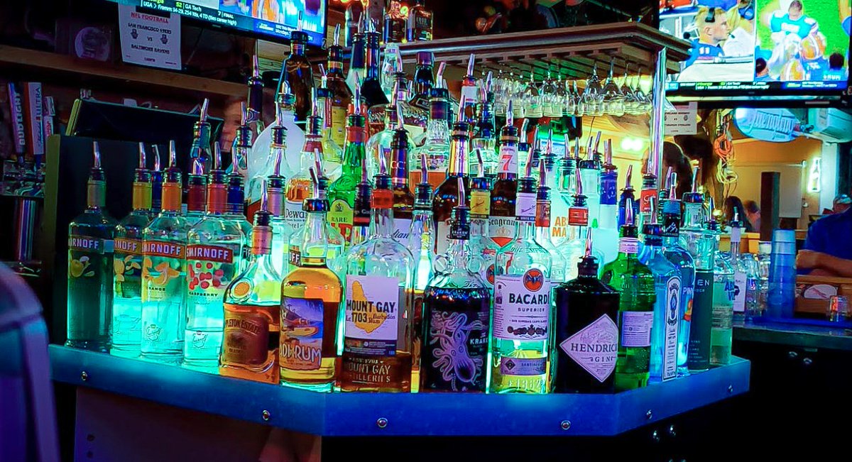 FamousOasis's tweet image. Happy Hour is M-F 3-7pm! Come get some cheap drinks!