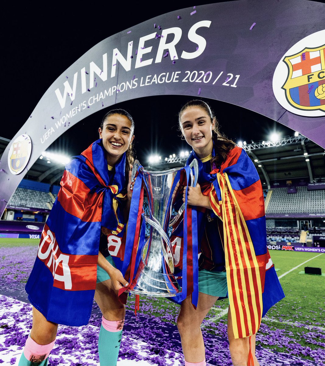 INIE8TAZO's tweet photo. Qué injusto es el fútbol a veces. Pero para todo siempre hay una revancha. Sois nuestro futuro, y os esperaremos lo que haga falta 💙❤️ 

🌟 @brunavilamala 
🌟 @janafernandez_ https://t.co/OhYk5U3HSW