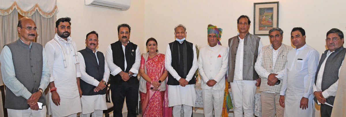 ashokgehlot51's tweet photo. खासा कोठी में राजस्थान पर्यटन विकास निगम के नवनियुक्त चैयरमेन श्री धर्मेन्द्र राठौड़ को कार्यग्रहण करने पर बधाई दी। इस अवसर पर राज्य मंत्रिपरिषद् के विभिन्न सदस्य, बोर्ड, आयोगों एवं निगमों के अध्यक्ष, विधायक सहित अन्य जनप्रतिनिधि एवं अधिकारी भी मौजूद थे। https://t.co/d57bwX0dpL