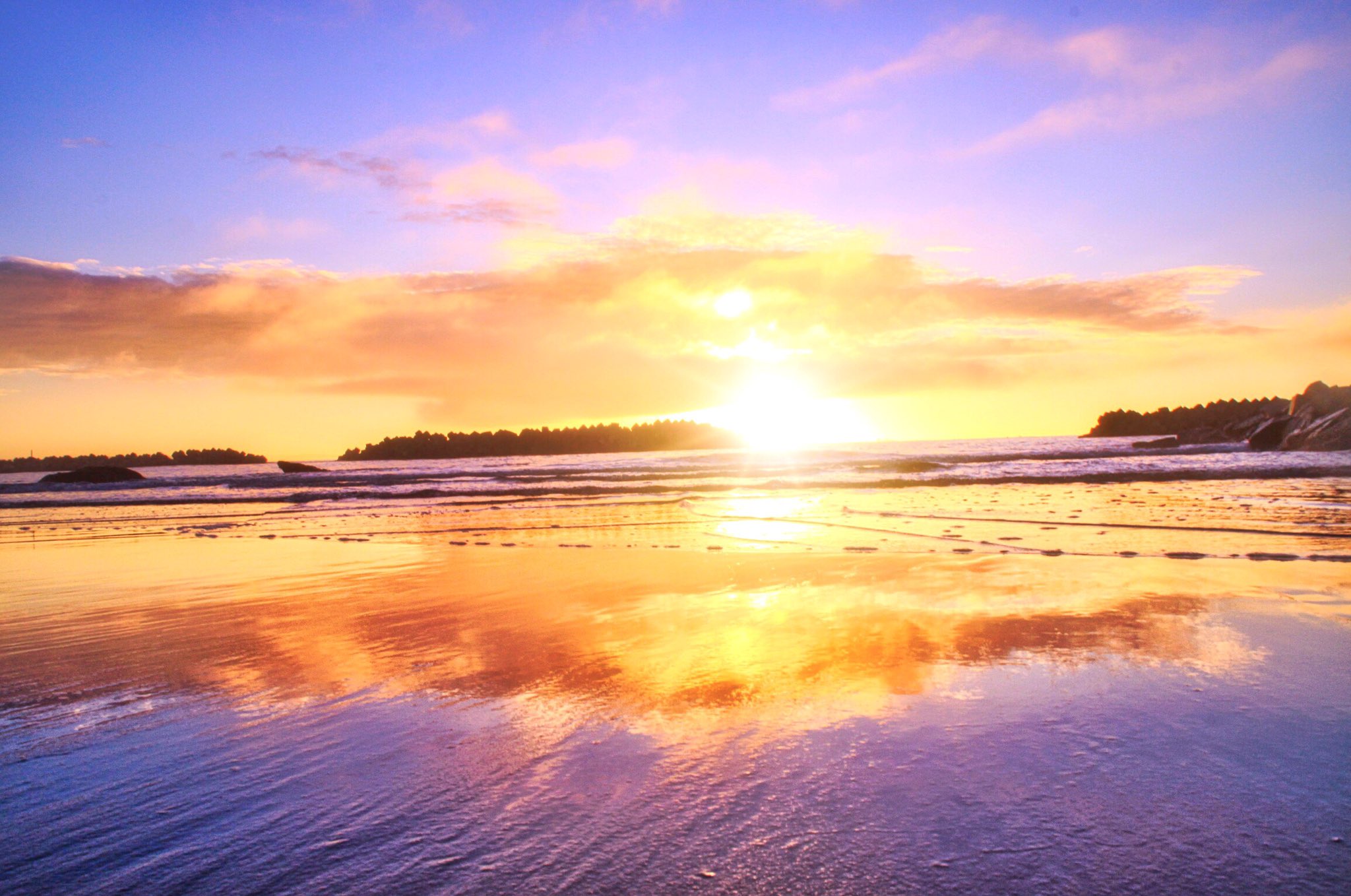 Ino イノ Photographer 朝日と浜辺のリフレクション 海 砂浜 朝日 スナップ アニメ背景のような ノスタルジック 写真好きな人と繋がりたい ファインダー越しの私の世界 T Co Cu5jnj18va Twitter