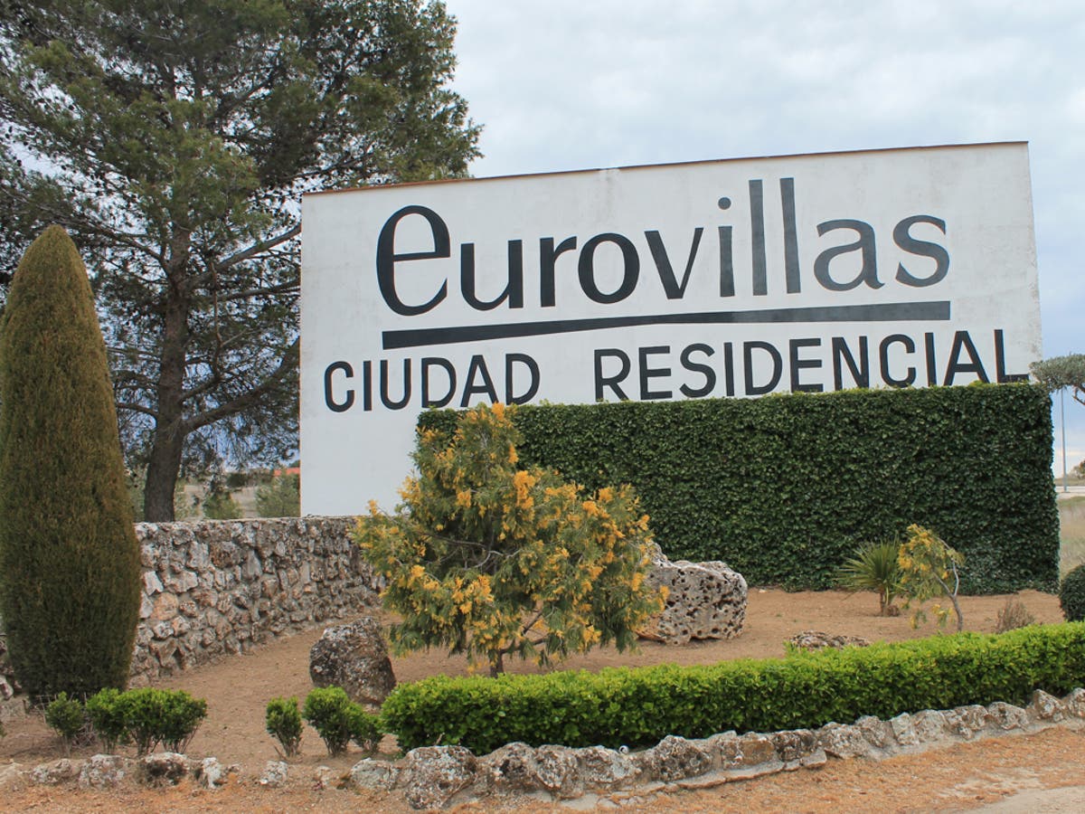 labrujainmo's tweet photo. Se vende #parcela urbana esquinera en #Eurovillas de 1077m², con superficie edificable de 250m² y dos alturas (4,5m) para construir una magnifica #vivienda a tu estilo. #Torrejón #Arganda #Alcalá #NuevoBaztan #Madrid https://t.co/bO3Xb6bydn https://t.co/daqaTIMjWW