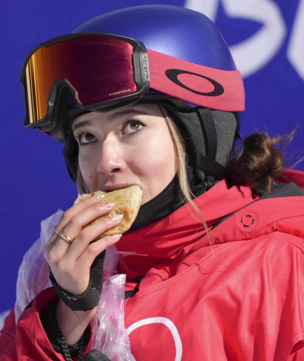 ChinaCulture8's tweet photo. What is the freestyle ski star eating?
Is it a Chinese snack?
Some people call it a fried dumpling filled with chives;
Actually, it’s called Jiucai Hezi in Chinese.

#韭菜盒子 https://t.co/P56EcfJuoj