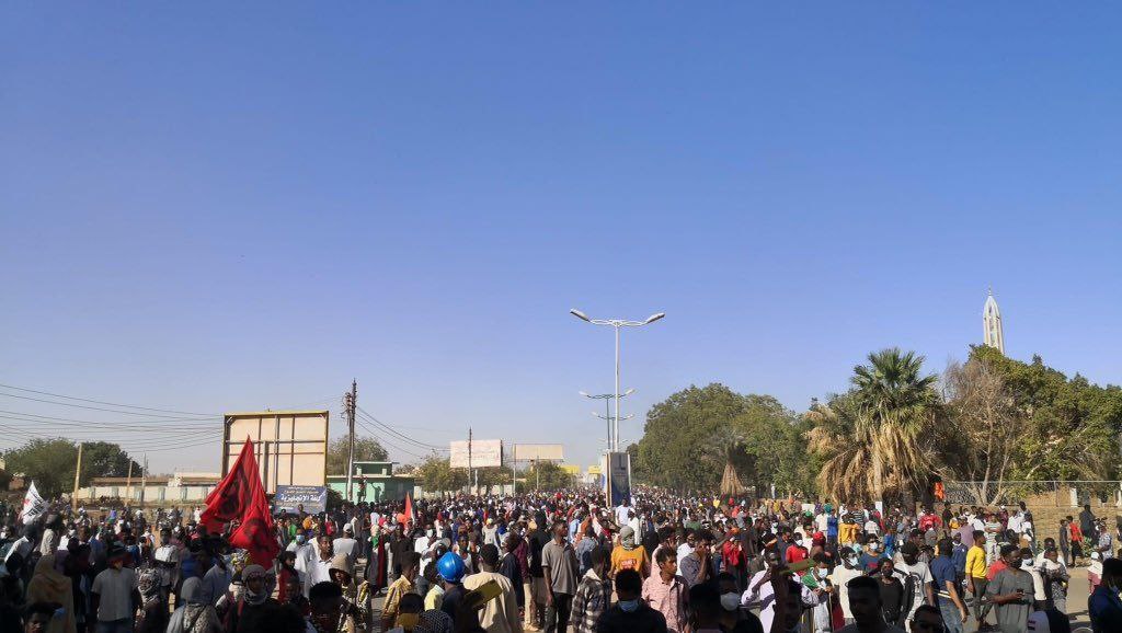 NoureldienSalah's tweet photo. نهر الجماهير العميق يعرف مساره جيداً..
هاهو الموكب يصل وجهته إلى البرلمان رمز الحكم المدني..

موفقٌ أنت يا شعبي في مسارك نحو الدولة المدنية الديمقراطي��.. وحتماً ستصل.
#مليونية14فبراير https://t.co/pQRdFm9ZTG