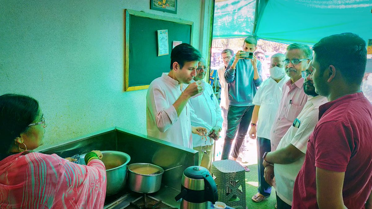 ghatge_raje's tweet photo. Harsh Mengane from Gadhinglaj registered his 'Gulacha Chaha' business under the '#MakeInKolhapur' scheme, which was started by @rajecoopbank and well-known local brands in Kolhapur district. His move to provide new employment to the youth is commendable.
#MakeInIndia https://t.co/qSZCBXE2Sm