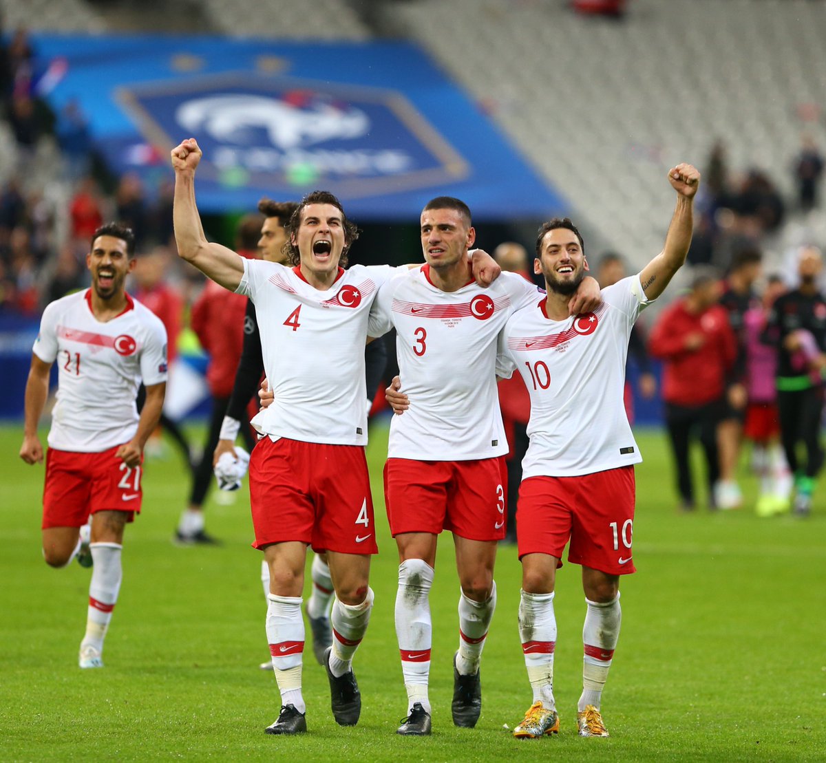 Lejyonerler... Fransa-Türkiye maç sonu sevinci...

#BizimÇocuklar #MerihDemiral #ÇağlarSöyüncü #HakanÇalhanoğlu #StadeDeFrance