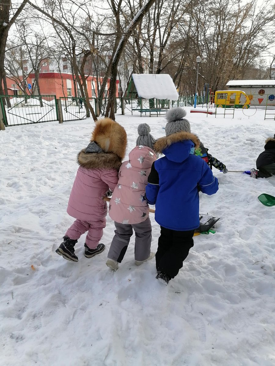 24_no4's tweet photo. Снег для детей- это необыкновенное счастье, восторг, радость и удовольствие.
В этом году его очень много.
И из него можно сделать все что пожелаешь.
Вот и задумали мы к празднику 23 февраля сделать танк. https://t.co/SfpiXrOZMP