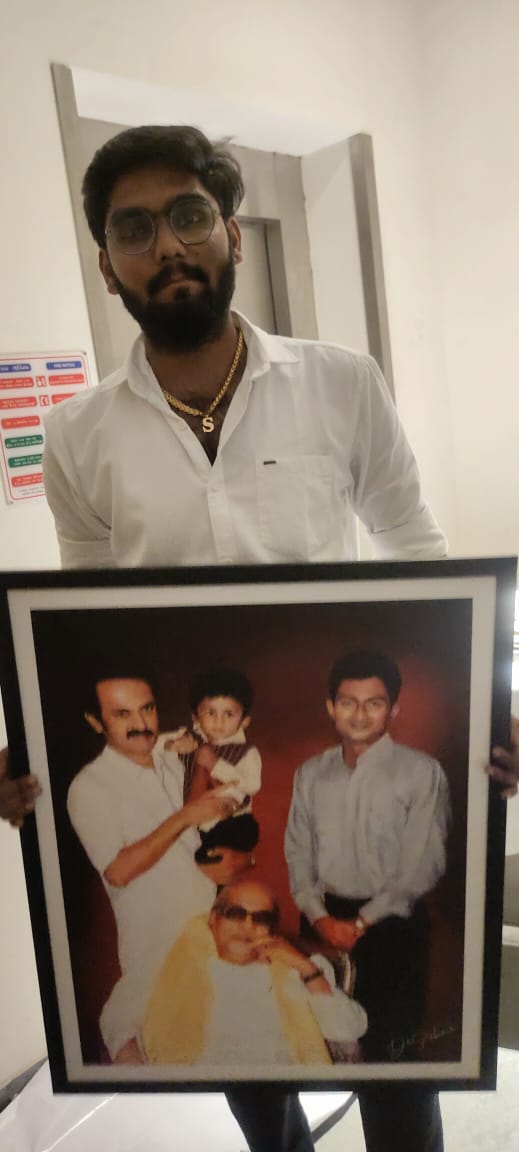 DrSrikumardmk_'s tweet photo. இன்று நெல்லையில் மதச்சார்பற்ற முற்போக்கு கூட்டணி வேட்பாளர்களை ஆதரித்து பிரச்சாரம் செய்ய வந்த அண்ணன் கழக மாநில இளைஞரணி செயலாளர் @Udhaystalin எம்எல்ஏ அவர்களுக்கு பரிசளித்த போது https://t.co/c4nQZ3RcR1