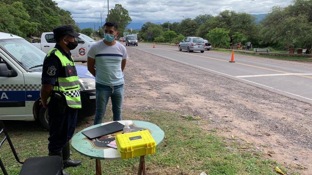 APSVSalta's tweet photo. ▶️Control y fiscalización durante el Festival de La Viña
El director de la #APSV @juancarlossauma fiscalizó los controles vehiculares sobre RN68 en Municipio de La Viña. El operativo se enmarcó en el plan de corredores seguros de #Salta.
#SeguridadVial #CirculacionSegura https://t.co/60gKkjfI8l