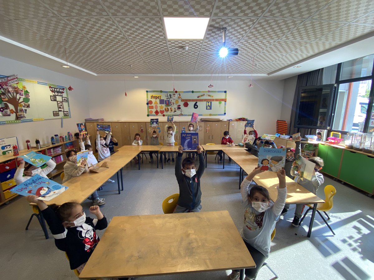 Öğrencilerimiz “*Kitap Değişimi Günü*”için evlerinde bulunan ya da satın alarak hediye etmek istedikleri, kitaplarını  büyük bir heyecanla  okula getirdiler. Sabırsızlıkla arkadaşlarına verdikleri bu kitapları  paylaşırken yaptıkları kitap sohbetleri ile keyifli zaman geçirdiler.