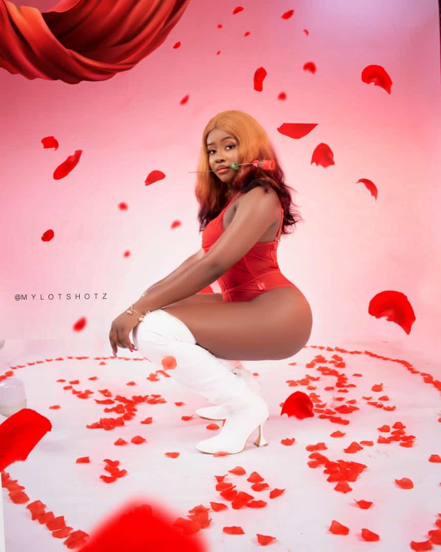 Real7I's tweet photo. Happy Valentine ❤️ to All of our lovers accross the world 

Model: Queen Nancy ❤️ 

#girlfriend #ValentinesDay2022 #valentinegift https://t.co/BgABK3iBhV