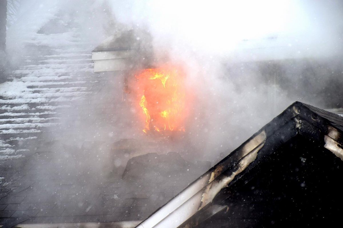 Chief_Ippy's tweet photo. Photos from @BSFDInfo working fire yesterday. Causing if fire under investigation and no major injuries reported. (Part 1) 📸#CrossbuffJrPhotography @thefirenews @nysfirechiefs @SuffolksBravest https://t.co/nHXwruZllW