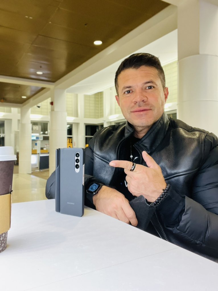 j_medina37's tweet photo. lunes en juego,trabajando,pendientes de semana,oficina..trabajo en equipo..nadrugando para que nada nos gane๐ @anvalmusic #Medina #workingNow quien esss ese pinshi hermosso que amabeccio hoy..โค๏ธ https://t.co/wVA2XaAbmr