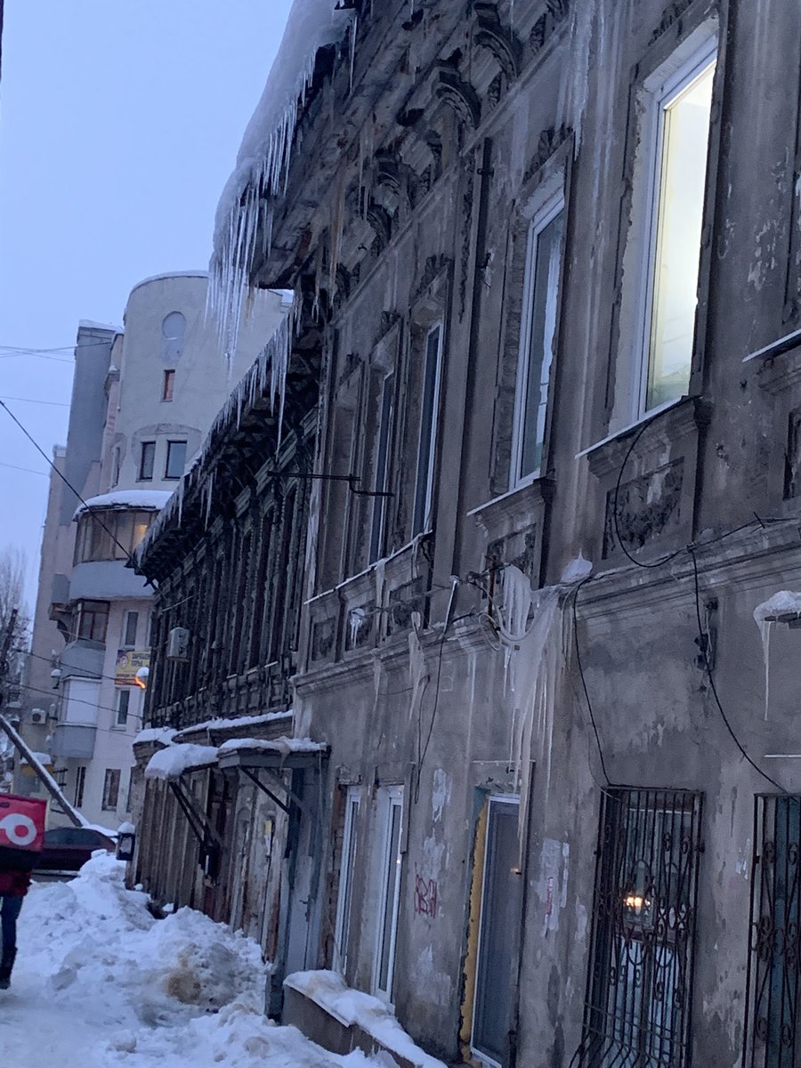 #ЦУР63 Несколько домов на углу  Венцека/Галактионовская: эти сосульки давно грозятся убить насмерть кого-то из жителей Самары. Венцека 77 - тут тоже сосульки-убийцы ждут своих жертв.