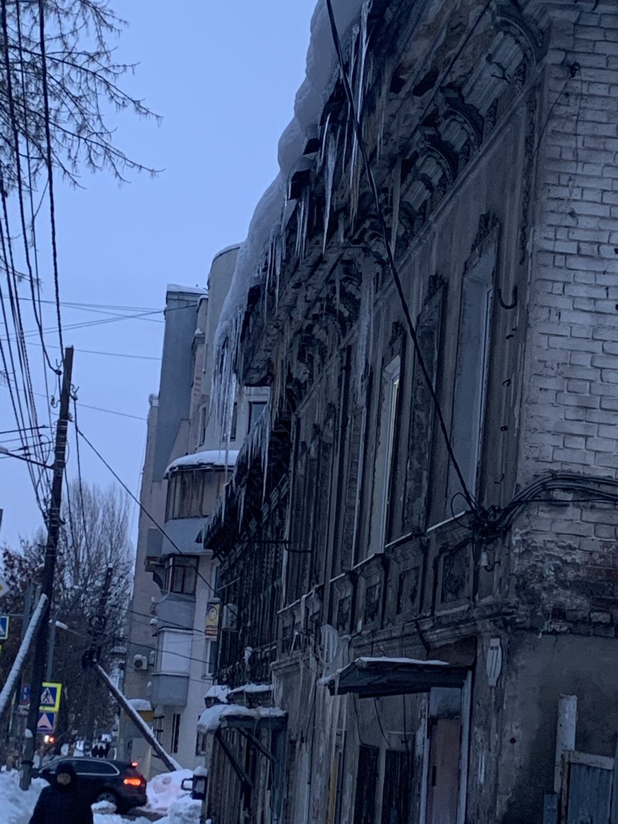 ChirkinaNatalia's tweet photo. #ЦУР63 Несколько домов на углу  Венцека/Галактионовская: эти сосульки давно грозятся убить насмерть кого-то из жителей Самары. Венцека 77 - тут тоже сосульки-убийцы ждут своих жертв. https://t.co/y9fNGXZi3o